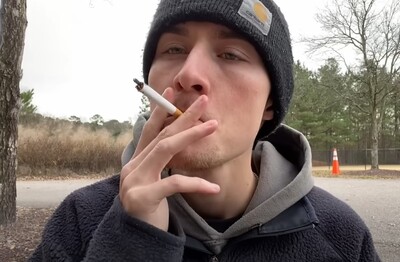 Лечение зависимости от табакокурения в Алдане Мужчина с сигаретой делает затяжку