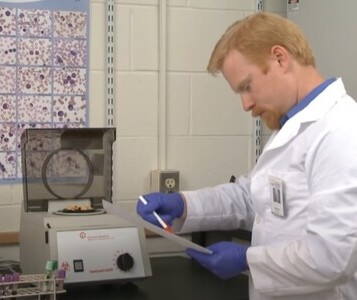 Клиника лечения наркозависимости в Алдане Врач в кабинете клиники