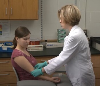 Лечение зависимости от аптечных препаратов в Алдане Врач делает инъекцию пациентке