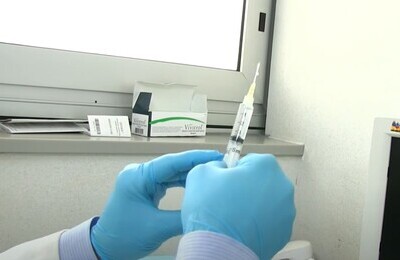 Проведение кодирования Вивитролом в Алдане Шприц с Вивитролом в руках у врача